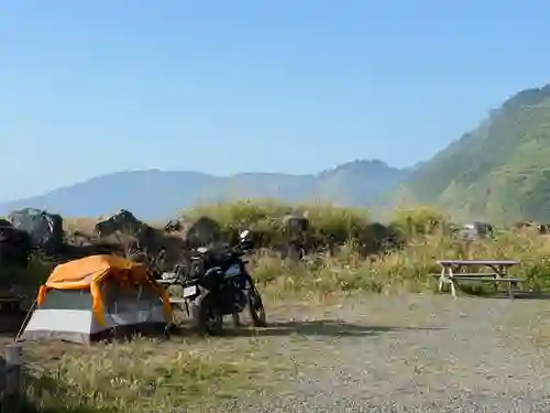 Lucia and my tent set up in the campground. Note: image is hyper-compressed with javascript disabled.