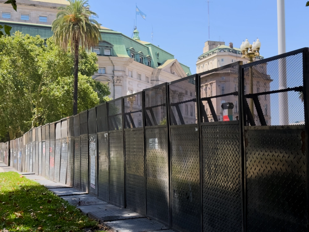 Riot barricades surrounding Casa Rosada, the presidential palace. No explanation necessary.