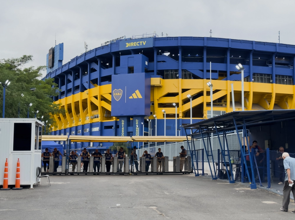 There are two futbol teams that matter in Buenos Aires. River Plate aka Los Millonarios in the North, and the Boca Juniors in Boca. Boca fans call themselves El Doce (the twelve), so as a Seahawks fan it was easy to choose my side. Plus, Sandra.