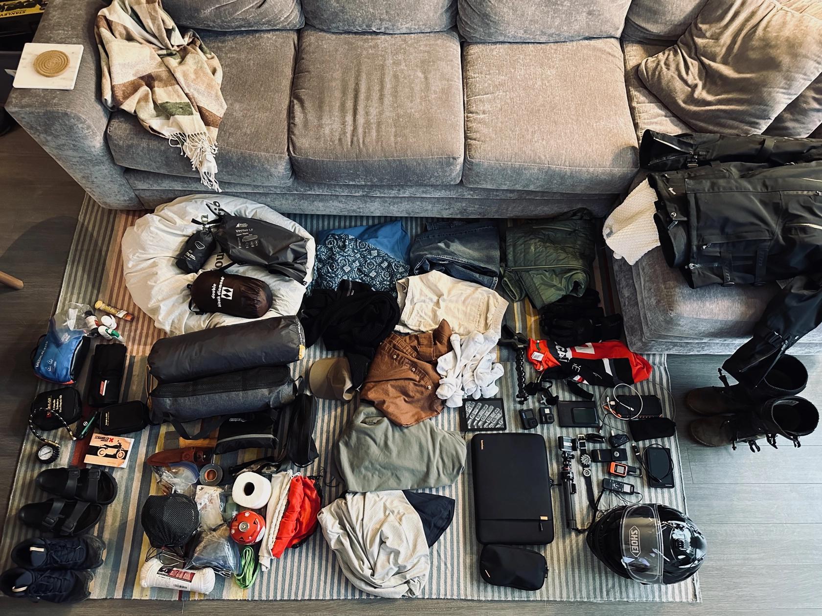 Behold, lots of shit on a rugh.